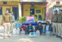 नकली देशी प्लेन मदिरा बनाने वाले चार आरोपी गिरफ्तार, झारखंड से उपलब्ध होता था सामान