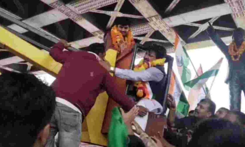 सतना में सांसद-कर्मचारी विवाद: कांग्रेस और बीजेपी आमने-सामने सतना में सांसद-कर्मचारी विवाद: कांग्रेस और बीजेपी आमने-सामने