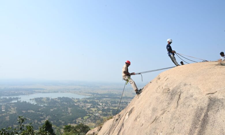 देशदेखा में 120 पर्यटक ले रहे रॉक क्लाइंबिंग का रोमांच, विशेषज्ञों की निगरानी में सुरक्षित साहसिक अनुभव देशदेखा में 120 पर्यटक ले रहे रॉक क्लाइंबिंग का रोमांच, विशेषज्ञों की निगरानी में सुरक्षित साहसिक अनुभव