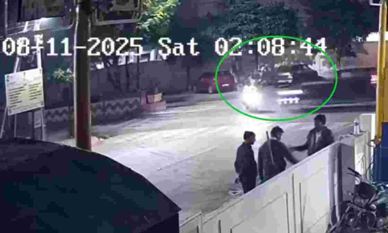 इंदौर में तेज़ कार ने बाइक सवारों को कुचला, 2 की मौत इंदौर में तेज़ कार ने बाइक सवारों को कुचला, 2 की मौत