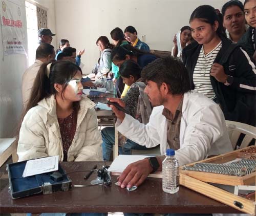 300 छात्राओं ने कराया निशुल्क स्वास्थ्य शिविर में अपना चेक-अप