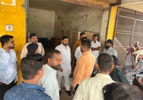 भाठागांव में प्रीमियम अंग्रेजी शराब दुकान के विरोध में आए पार्षद भाठागांव में प्रीमियम अंग्रेजी शराब दुकान के विरोध में आए पार्षद