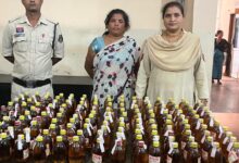 देशी शराब बेचते महिला गिरफ्तार
