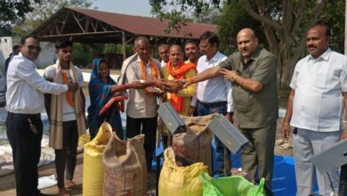 बलौदाबाजार जिले में समर्थन मूल्य में धान खरीदी की हुईं शुरुआत बलौदाबाजार जिले में समर्थन मूल्य में धान खरीदी की हुईं शुरुआत