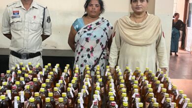 देशी शराब बेचते महिला गिरफ्तार देशी शराब बेचते महिला गिरफ्तार