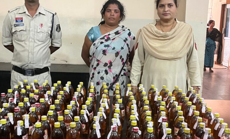 देशी शराब बेचते महिला गिरफ्तार देशी शराब बेचते महिला गिरफ्तार