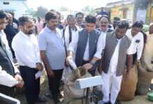 राजस्व मंत्री ने मालगांव खरीदी केन्द्र में पूजा अर्चना कर धान खरीदी का किया शुभारंभ