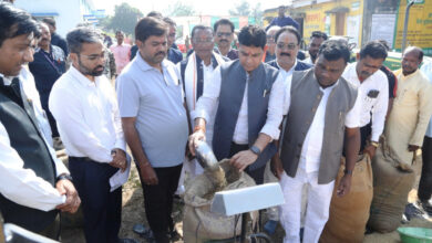 राजस्व मंत्री ने मालगांव खरीदी केन्द्र में पूजा अर्चना कर धान खरीदी का किया शुभारंभ