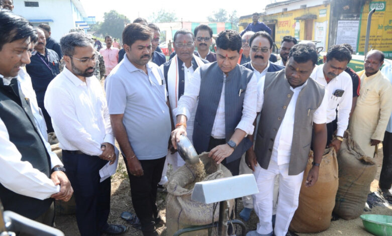 राजस्व मंत्री ने मालगांव खरीदी केन्द्र में पूजा अर्चना कर धान खरीदी का किया शुभारंभ राजस्व मंत्री ने मालगांव खरीदी केन्द्र में पूजा अर्चना कर धान खरीदी का किया शुभारंभ