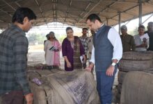 प्रभारी सचिव ने धान खरीदी केंद्रों का किया औचक निरीक्षण प्रभारी सचिव ने धान खरीदी केंद्रों का किया औचक निरीक्षण