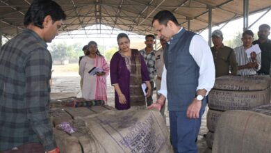 प्रभारी सचिव ने धान खरीदी केंद्रों का किया औचक निरीक्षण प्रभारी सचिव ने धान खरीदी केंद्रों का किया औचक निरीक्षण