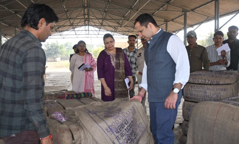 प्रभारी सचिव ने धान खरीदी केंद्रों का किया औचक निरीक्षण प्रभारी सचिव ने धान खरीदी केंद्रों का किया औचक निरीक्षण