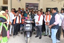 वनांचल की दिव्यांग आंगनबाड़ी कार्यकर्ता को उपमुख्यमंत्री ने दिलाई स्कूटी