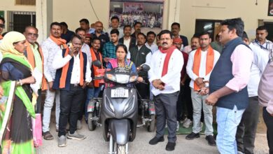 वनांचल की दिव्यांग आंगनबाड़ी कार्यकर्ता को उपमुख्यमंत्री ने दिलाई स्कूटी