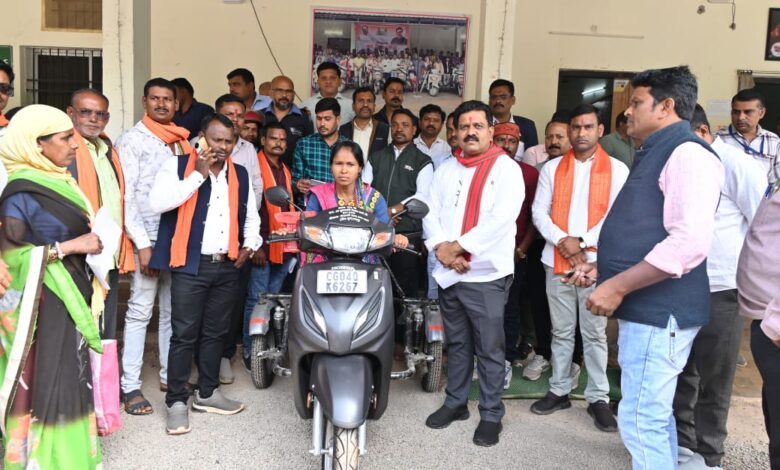 वनांचल की दिव्यांग आंगनबाड़ी कार्यकर्ता को उपमुख्यमंत्री ने दिलाई स्कूटी