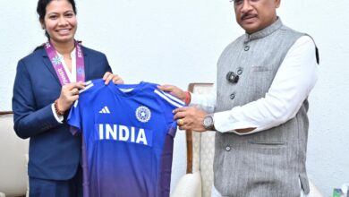 वर्ल्ड कप विजेता भारतीय महिला क्रिकेट टीम की फिजियोथेरेपिस्ट आकांक्षा सत्यवंशी ने मुख्यमंत्री से की मुलाकात वर्ल्ड कप विजेता भारतीय महिला क्रिकेट टीम की फिजियोथेरेपिस्ट आकांक्षा सत्यवंशी ने मुख्यमंत्री से की मुलाकात