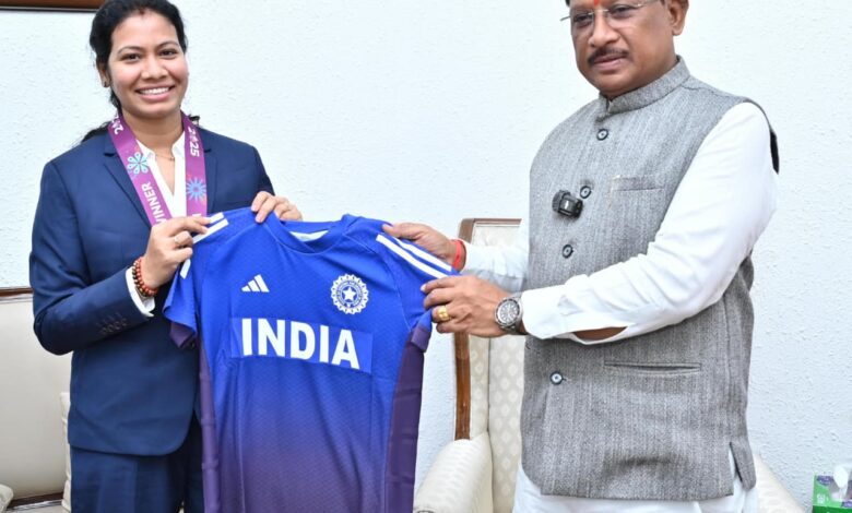 वर्ल्ड कप विजेता भारतीय महिला क्रिकेट टीम की फिजियोथेरेपिस्ट आकांक्षा ने CM से की मुलाकात वर्ल्ड कप विजेता भारतीय महिला क्रिकेट टीम की फिजियोथेरेपिस्ट आकांक्षा ने CM से की मुलाकात