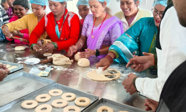 एनआईएफटीईएम ने दिया मोटे अनाज से बेकरी उत्पाद निर्माण का जशपुर में प्रशिक्षण