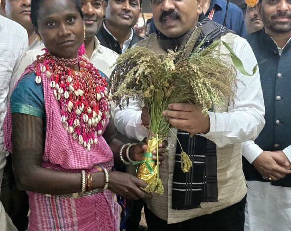 उपमुख्यमंत्री शर्मा ने भारत की मिलेट्स क्वीन लहरी बाई बैगा को किया सम्मानित उपमुख्यमंत्री शर्मा ने भारत की मिलेट्स क्वीन लहरी बाई बैगा को किया सम्मानित