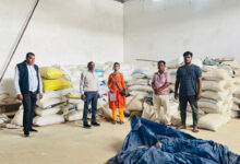 बटाउपाली ब और बंजारी में व्यापारी के गोदाम से अवैध धान जब्त