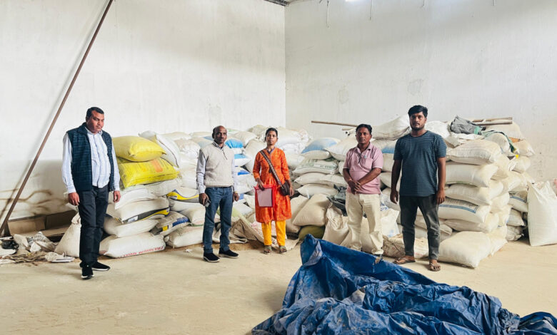 बटाउपाली ब और बंजारी में व्यापारी के गोदाम से अवैध धान जब्त