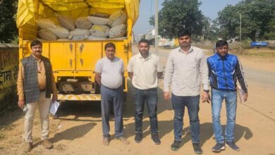 पिथौरा में 50 क्विंटल धान सहित एक वाहन जप्त