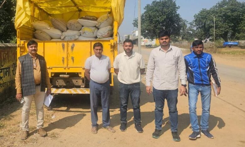 पिथौरा में 50 क्विंटल धान सहित एक वाहन जप्त