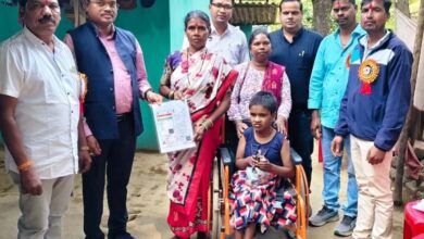 दिव्यांग बालिका का बनाया गया आधार कार्ड, शासन की योजनाओं का मिलेगा लाभ