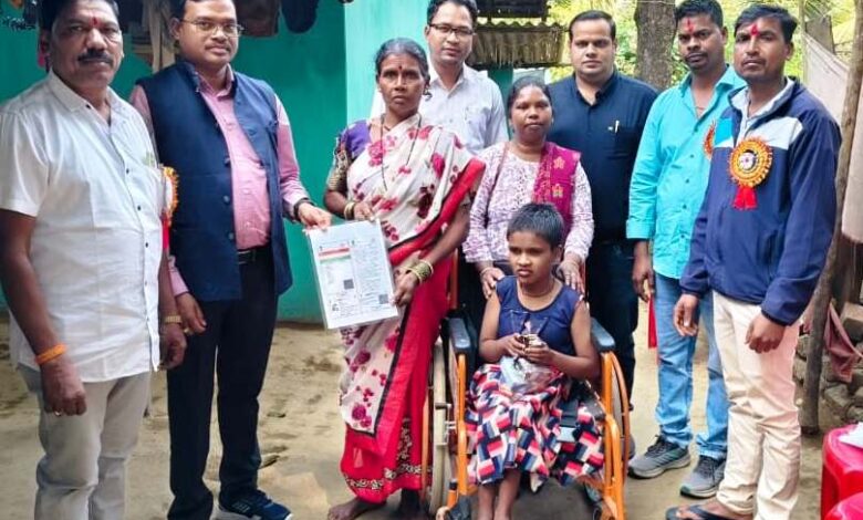 दिव्यांग बालिका का बनाया गया आधार कार्ड, शासन की योजनाओं का मिलेगा लाभ
