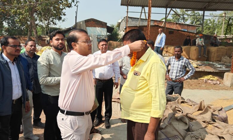 देवरघटा धान उपार्जन केन्द्र पहुंचकर किसान को माला पहनाकर कलेक्टर ने धान खरीदी कार्य का किया शुभारंभ देवरघटा धान उपार्जन केन्द्र पहुंचकर किसान को माला पहनाकर कलेक्टर ने धान खरीदी कार्य का किया शुभारंभ