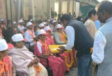 श्री रामलला दर्शन कर लौटे श्रद्धालुओं का हुआ तिलक, माला, शॉल व श्रीफल देकर अभिनंदन