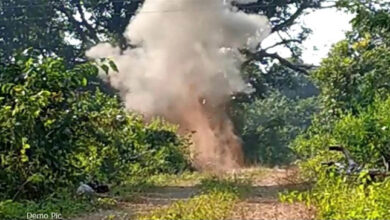 सीआरपीएफ का डॉग हैंडलर प्रेसर आईईडी विस्फोट में हुआ घायल सीआरपीएफ का डॉग हैंडलर प्रेसर आईईडी विस्फोट में हुआ घायल