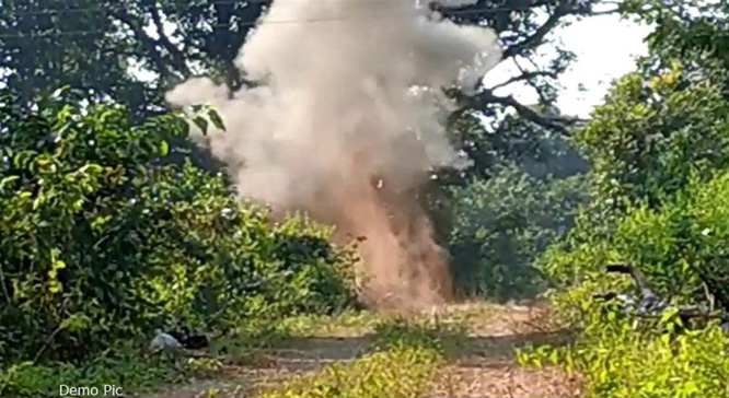 सीआरपीएफ का डॉग हैंडलर प्रेसर आईईडी विस्फोट में हुआ घायल सीआरपीएफ का डॉग हैंडलर प्रेसर आईईडी विस्फोट में हुआ घायल