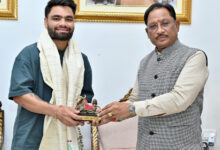 भारतीय क्रिकेट टीम के बल्लेबाज़ रिंकू सिंह ने मुख्यमंत्री से की सौजन्य मुलाकात