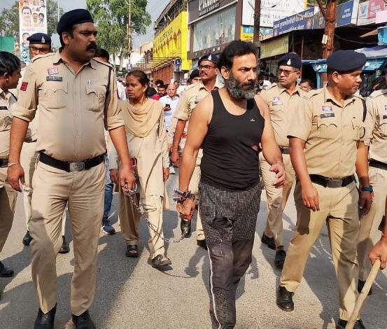 भाठागांव में पुलिस ने निकाला हिस्ट्रीशीटर वीरेंद्र तोमर का जुलूस भाठागांव में पुलिस ने निकाला हिस्ट्रीशीटर वीरेंद्र तोमर का जुलूस