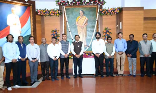 विस परिसर में पूर्व पीएम इंदिरा गांधी की जयंती पर उन्हें श्रद्धासुमन किये अर्पित विस परिसर में पूर्व पीएम इंदिरा गांधी की जयंती पर उन्हें श्रद्धासुमन किये अर्पित