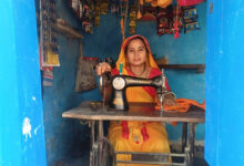 महतारी वंदन योजना से आत्मनिर्भर बनी धनगांव की ज्योति, सिलाई कर प्रतिमाह कमा रही 6 हजार