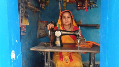 महतारी वंदन योजना से आत्मनिर्भर बनी धनगांव की ज्योति, सिलाई कर प्रतिमाह कमा रही 6 हजार