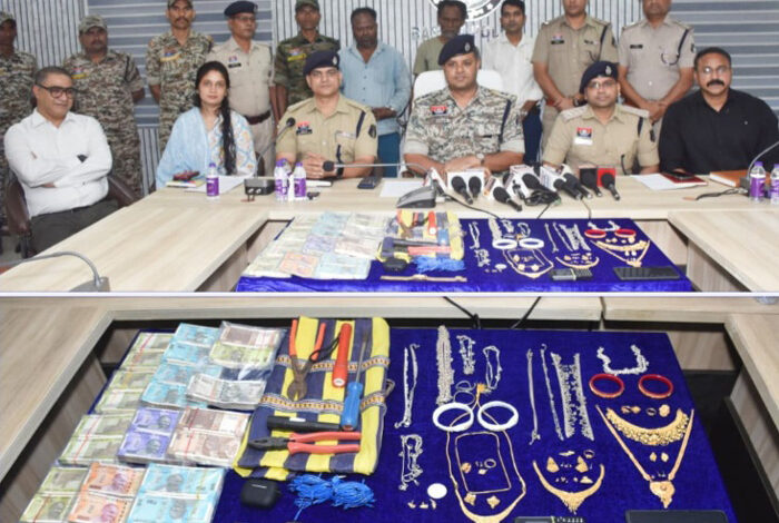 सूने मकानों से चोरी करने वाले दो बांग्लादेशी चोर गिरफ्तार, 20 लाख का सामान जब्त सूने मकानों से चोरी करने वाले दो बांग्लादेशी चोर गिरफ्तार, 20 लाख का सामान जब्त