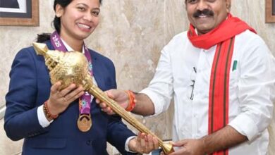 उपमुख्यमंत्री शर्मा ने आकांक्षा को भेंट की शौर्य के प्रतीक के रूप में गदा, कहा हनुमान जी की हम पर सदैव रही कृपा