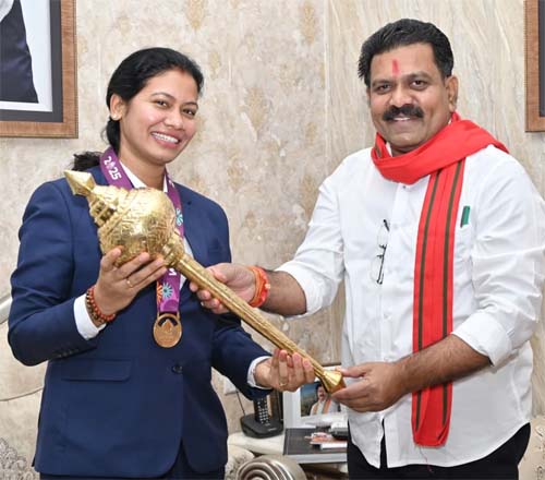 उपमुख्यमंत्री शर्मा ने आकांक्षा को भेंट की शौर्य के प्रतीक के रूप में गदा, कहा हनुमान जी की हम पर सदैव रही कृपा