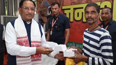 मुख्यमंत्री ने समझी पीड़ा, तुरंत बढ़ाया कदम – रमन को सौंपा श्रवण यंत्र