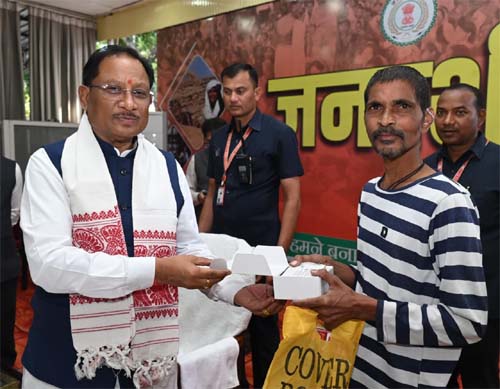 मुख्यमंत्री ने समझी पीड़ा, तुरंत बढ़ाया कदम – रमन को सौंपा श्रवण यंत्र