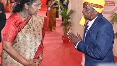 राष्ट्रपति मुर्मु से मिली बसंंत पांडो से, शॉल भेंट की और कहा कि आप भी हैं मेरे पुत्र