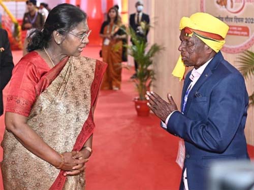 राष्ट्रपति मुर्मु से मिली बसंंत पांडो से, शॉल भेंट की और कहा कि आप भी हैं मेरे पुत्र राष्ट्रपति मुर्मु से मिली बसंंत पांडो से, शॉल भेंट की और कहा कि आप भी हैं मेरे पुत्र