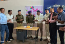 नई पहल: एसपी ऑफिस में केक काटकर कोतवाली प्रभारी का मनाया जन्मदिन