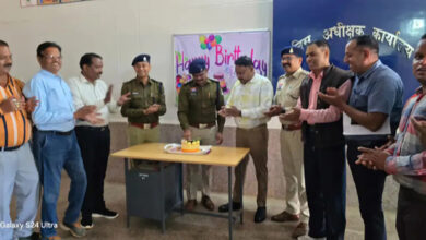 नई पहल: एसपी ऑफिस में केक काटकर कोतवाली प्रभारी का मनाया जन्मदिन
