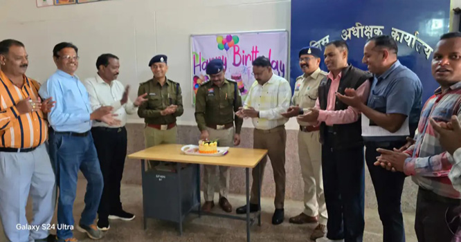 नई पहल: एसपी ऑफिस में केक काटकर कोतवाली प्रभारी का मनाया जन्मदिन