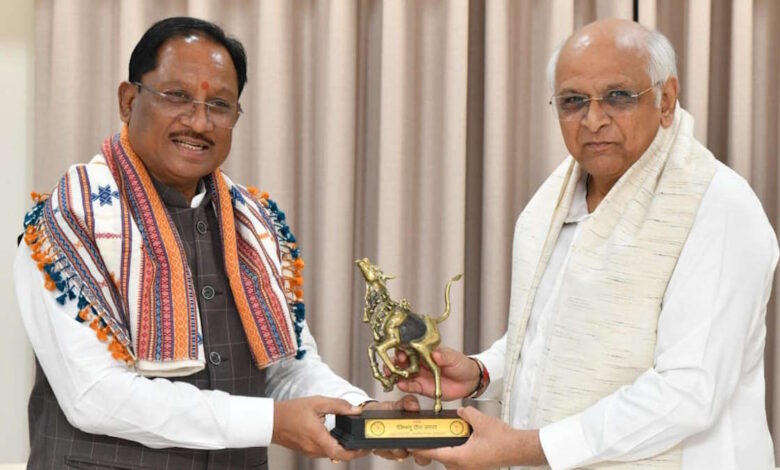 गुजरात के मुख्यमंत्रियों की सौजन्य भेंट गुजरात के मुख्यमंत्रियों की सौजन्य भेंट