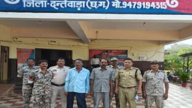 पैसों के लेन-देन को लेकर एनएमडीसी कर्मचारी के आत्महत्या मामले में 2 आरोपी गिरफ्तार पैसों के लेन-देन को लेकर एनएमडीसी कर्मचारी के आत्महत्या मामले में 2 आरोपी गिरफ्तार